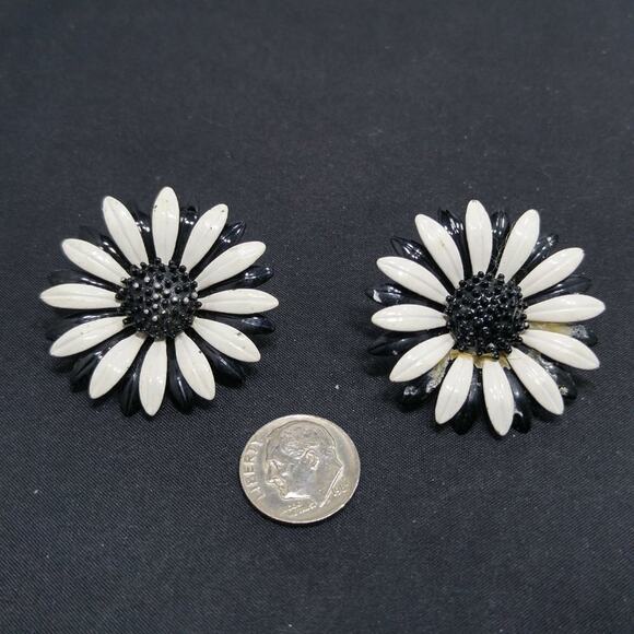 Vintage Enamel Floral Earrings, Black and White Flowers, Clip on Earrings - Picture 6 of 6